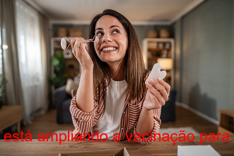 Vacina HPV: De que forma o Brasil está ampliando a vacinação para adolescentes do sexo masculino?  

(Em português: A estratégia nacional busca aumentar a proteção contra o vírus entre jovens homens.)